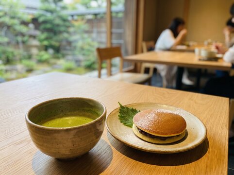 日本庭園を眺めながら味わう抹茶とどら焼き：和モダンなカフェでの贅沢なティータイム