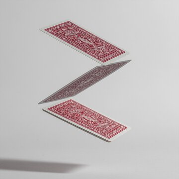 Trois cartes &agrave; jouer rouges en suspension dynamique sur fond blanc
