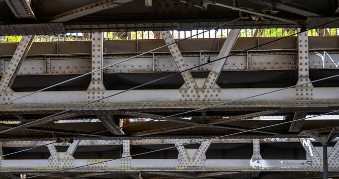 Nahaufnahme einer Metallbr&uuml;cke mit Nietenbeschl&auml;gen