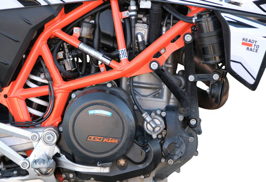 KTM 690 SMC R Einzylinder Viertakt LC4 Enduro Motorrad Benzin Motor mit 693 cm&sup3; Hubraum und 79 PS Leistung freigestellt im PNG Format, Z&uuml;rich 2.5.2026