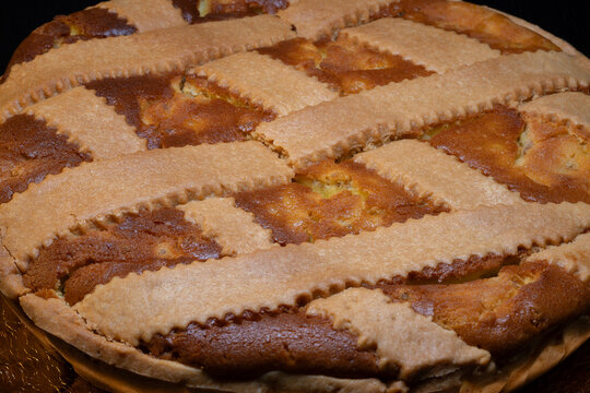 Typical Easter sweets in Campania: wheat pastiera