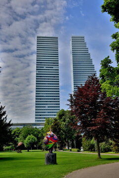 Blick vom Solitudepark auf die Roche-T&uuml;rme in Basel