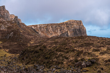 Fototapeta premium sunset over the mountains of isle of skye in wild Scotland