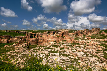 Fototapeta premium The structure, popularly known as a dungeon, has a dark, deep, and mysterious atmosphere. Archaeological findings confirm that it was once a water reservoir. Dara Ancient City, the Ephesus of Mesopota