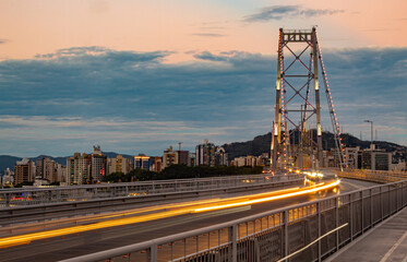 Obraz premium tráfego de carros a noite na ponte Hercílio Luz Florianópolis Santa Catarina Brasil Florianopolis 