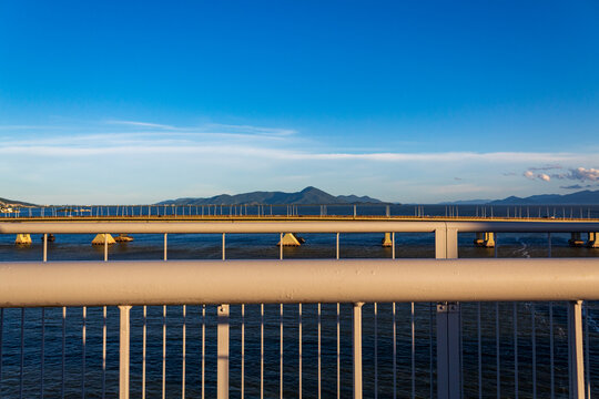corrim&atilde;o da ponte Herc&iacute;lio Luz iluminado pelo sol fazendo uma jun&ccedil;&atilde;o com as pontes Pedro Ivo e Colombo Salles ao fundo parte da ilha de Florian&oacute;polis regi&atilde;o do aeroporto Santa Catarina Brasil