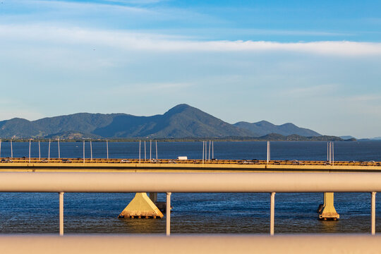 corrim&atilde;o da ponte Herc&iacute;lio Luz iluminado pelo sol fazendo uma jun&ccedil;&atilde;o com as pontes Pedro Ivo e Colombo Salles ao fundo parte da ilha de Florian&oacute;polis regi&atilde;o do aeroporto Santa Catarina Brasil