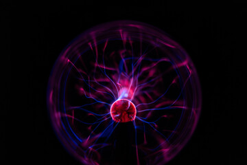 Obraz premium Close up of plasma ball with electric lightning discharges