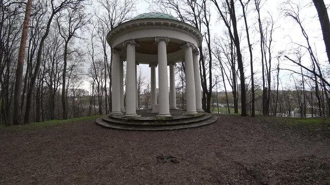 4K Timelapse Historic Rotunda with Clouds and Wind in Trees
4K static timelapse of historic rotunda with subtle cloud movement and tree branches swaying in wind. Clean minimal scene with calm atmosphe