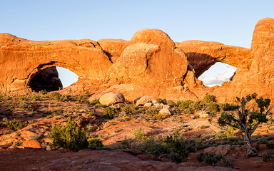 Turret Arch under sunset blue sky © Yan