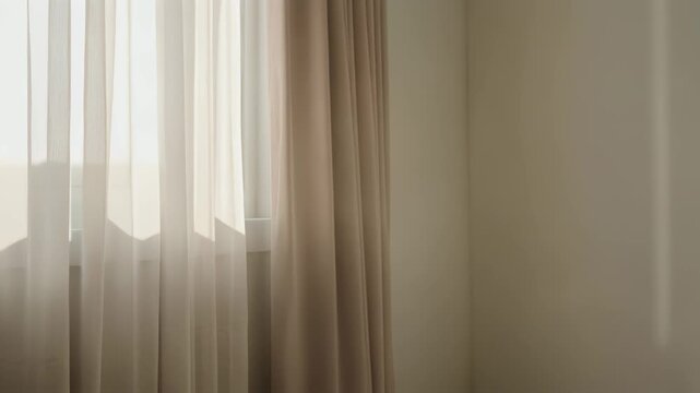 カーテン越しの自然光にほこりが舞う静かなミニマル空間