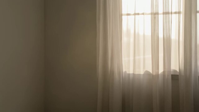 カーテン越しの自然光にほこりが舞う静かなミニマル空間
