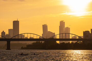 Fototapeta premium Golden sunset over Dongjak Bridge and Yeouido skyline at Han River, Seoul, South Korea 