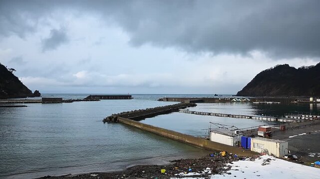 雪の残る冬の日向漁港 （福井県三方郡美浜町, 2026年2月）