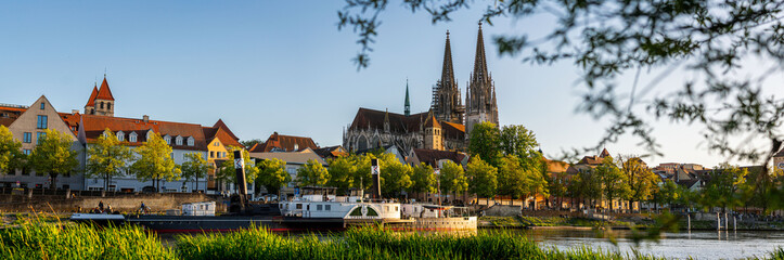Obraz premium High Resolution Panorama shot of Regensburg Cathedral and Historic Steamboat Ruthof / Érsekcsanád on Danube River in Bavaria Germanyn at sunset