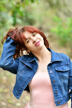 Chica latina tocando su cabello y posando para la c&aacute;mara, retrato de una mujer bonita en un ambiente natural.