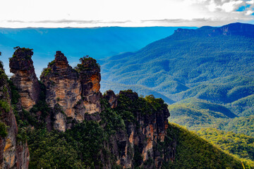 Fototapeta premium Close up of the Three Sisters rock formation overlooking the Blue Mountains