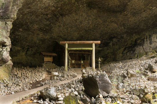 高千穂峡の天安河原の祠