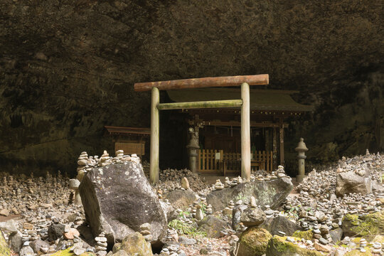 高千穂峡の天安河原の祠