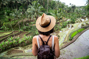 Naklejka premium Traveler exploring tegalalang rice terrace in bali indonesia