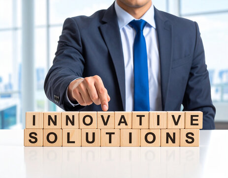 Innovative Solutions - Geschäftsmann zeigt auf den Text "Innovative Solutions"