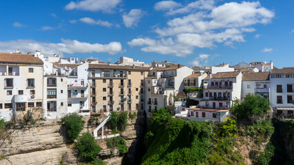 Naklejka premium Casas colgantes en la ciudad de Ronda, España