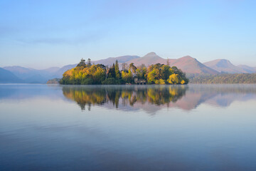 Fototapeta premium Beautiful spring morning with calm reflections of Catbells & Derwent Island in Derwentwater, Lake District, UK.