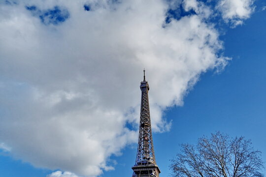 Tour Eiffel, ciel bleu et nuages blancs. Paris.