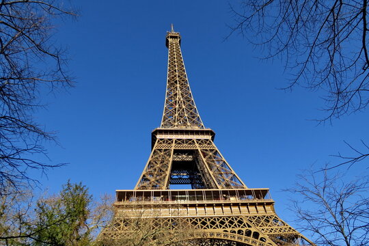 Tour Eiffel en contre plong&eacute;e avec ciel bleu.