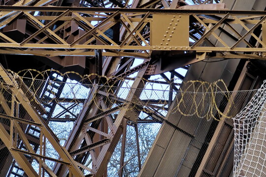 Tour Eiffel. D&eacute;tail de pilier en fer avec croisillions. 