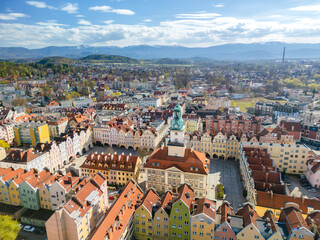 Jelenia Góra, Ratusz, stare miasto, z widokiem na Karkonosze © Maciej Chyra