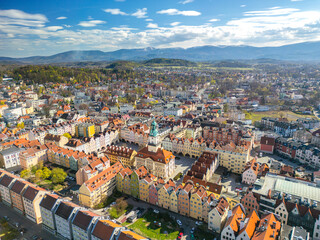 Jelenia Góra, stare miasto, z widokiem na Karkonosze © Maciej Chyra