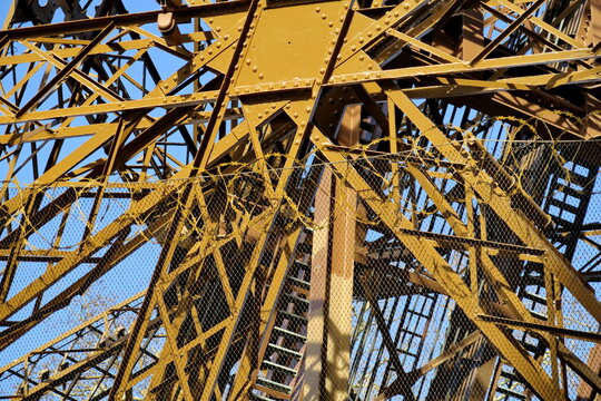 Tour Eiffel. D&eacute;tail de pilier en fer avec croisillions. 