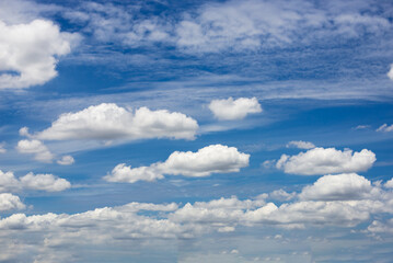 Fototapeta premium beautiful blue sky and white fluffy cloud horizon outdoor for background.