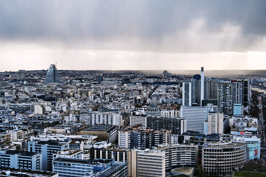 Paris. Paysage urbain et immeubles. Vue du haut de la Tour Eiffel.