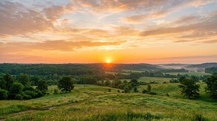 Obraz premium Golden sunset over rolling hills and lush green fields