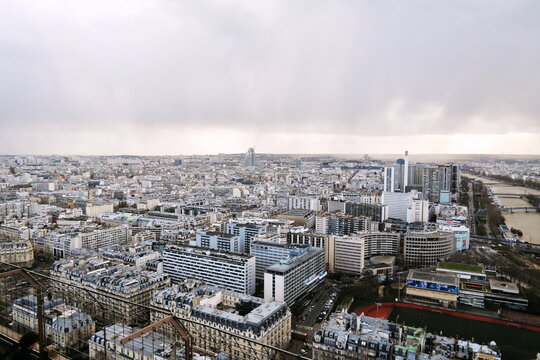 Paris. Paysage urbain et immeubles. Vue du haut de la Tour Eiffel.