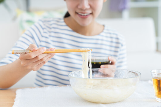 そうめんを食べる若い女性