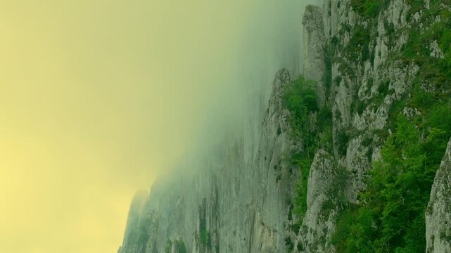 Toma cinematogr&aacute;fica de una monta&ntilde;a imponente erosionada por el tiempo, con tono de cielo misterioso