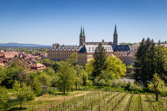 Bamberg Kloster St. Michael mit B&auml;umen eingerahmt sonnig