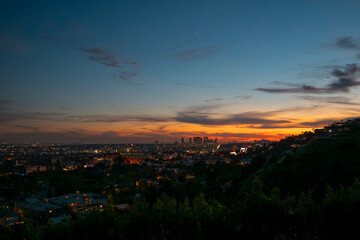 Fototapeta premium Los Angeles skyline at blue hour with city lights and colorful sky