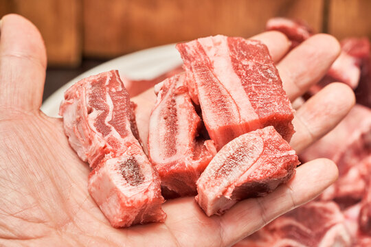 Traditional Korean Hwangso Gomtang and Galbitang made with low-marbling Hanwoo beef. These hearty soups highlight the authentic, robust flavor and rich nutrients of lean, high-quality Korean beef.