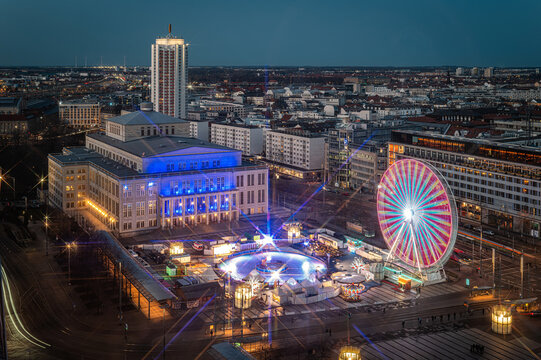 Leipzig Augustusplatz mit Oper  bei Nacht mit Eislaufbahn im Winter