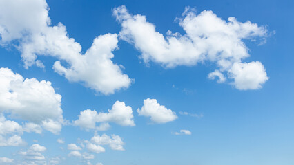 Obraz premium Bright blue sky background with fluffy white cumulus clouds for natural backdrop and clean outdoor design