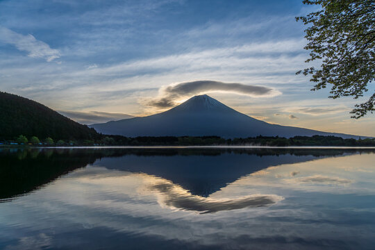 水面に映る山」の写真素材 | 5,342件の無料イラスト画像 | Adobe Stock