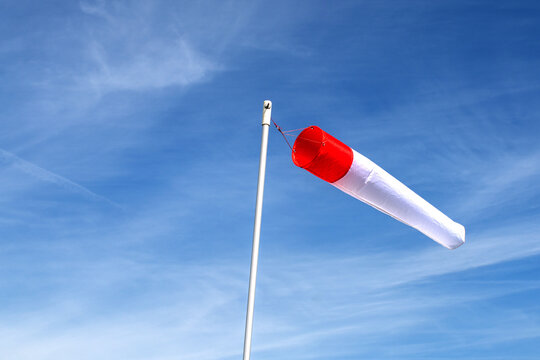 Windsack, ein einfaches, aber effektives Instrument zur Bestimmung von Windrichtung und Windgeschwindigkeit