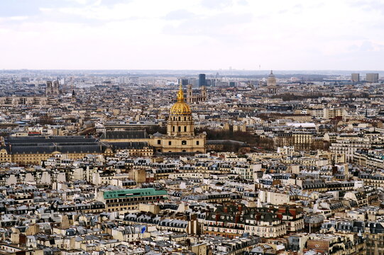 Paris. Le D&ocirc;me des Invalides. Vue du haut de la Tour Eiffel.