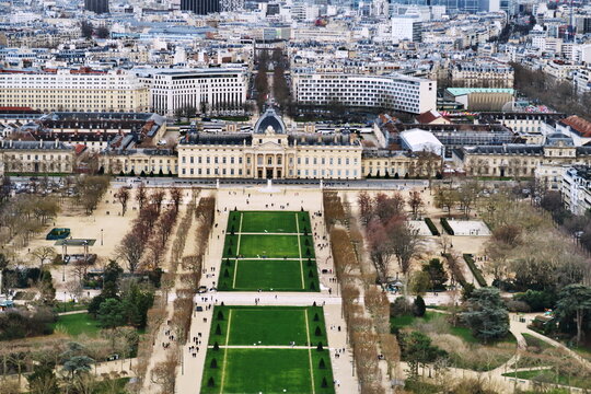 Vue a&eacute;rienne de l'&Eacute;cole Militaire et des jardins du Champ-de-Mars &agrave; Paris, prise depuis la Tour Eiffel France.