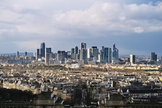 Paris. Quartier de La D&eacute;fense. Vue du haut de la Tour Eiffel.