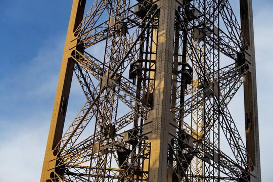 Tour Eiffel. D&eacute;tail de pilier en fer avec croisillions. 